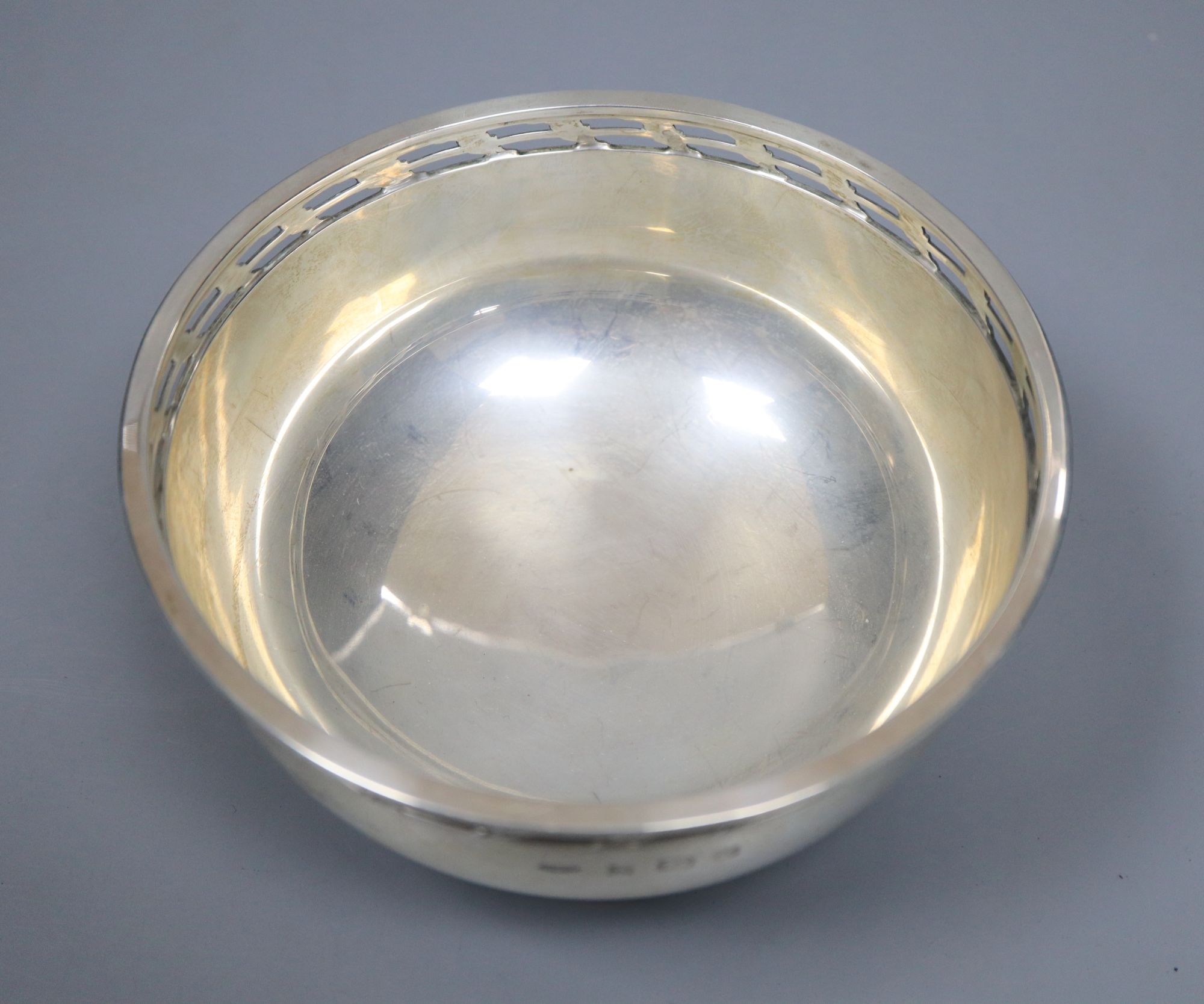 A modern silver circular bowl, with pieced border and foot, Albert Edward Jones Ltd, Birmingham, 1988, diameter 13.3cm, 9.5oz.